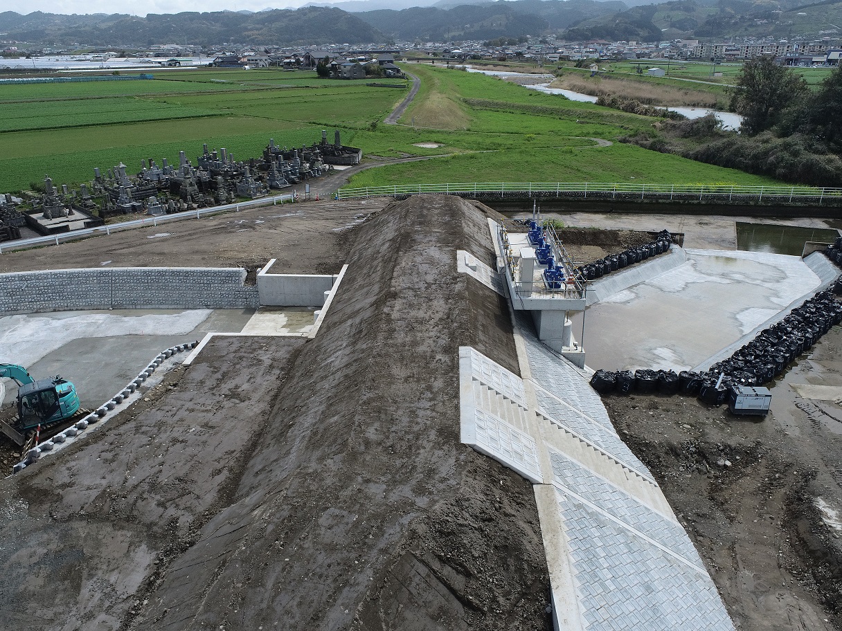 隈上川長野伏越余水吐き改築外工事